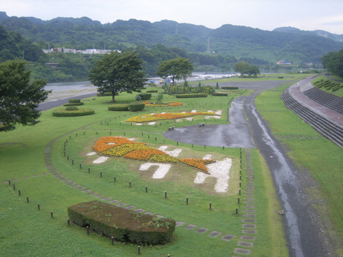 花と芝生の広場