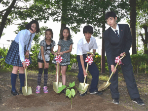 「平和の木」植樹式の様子