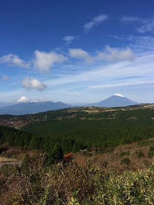 富士山と飛行機雲の写真