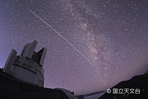 すばる望遠鏡と上空の星の写真