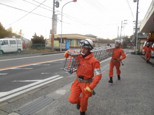 写真：はしご搬送の様子