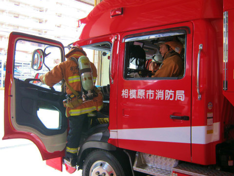 救急車に乗り込む写真