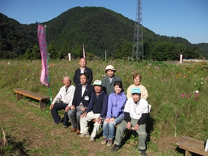 青根コスモス園の前での記念写真