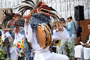 三頭の獅子による奉納舞の写真