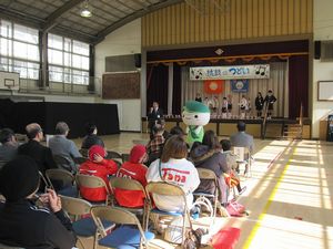 鼓笛のつどいで区長とミウルがステージ前であいさつをしている様子