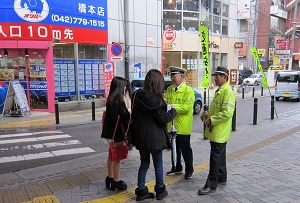 年末の交通事故防止運動の写真