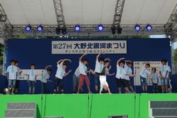 大野北銀河まつりでダンスを披露している写真3