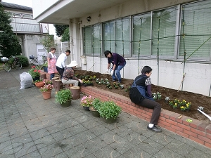 花の植え付けをしている写真