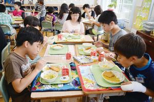 現在の「はやぶさ給食」の様子の写真