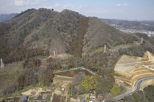 津久井城全景（荒久（あらく）地区から）