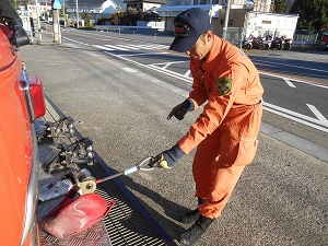 機材の点検をしている写真