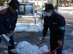 雪かきを頑張る淵上消防士（右）と先輩隊員の写真