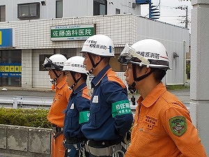 中央右から青木消防士、藤原消防士の写真