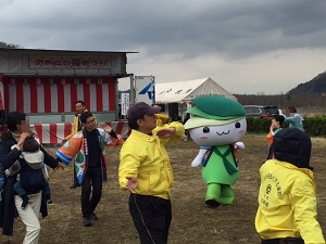 ミウル音頭を踊る人々やミウルの写真