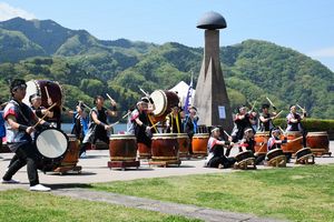 光明学園高等学校和太鼓部が演奏している写真