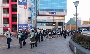 JR橋本駅での帰宅困難者対策訓練の様子