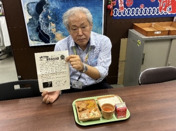 はやぶさ給食をいただく区長