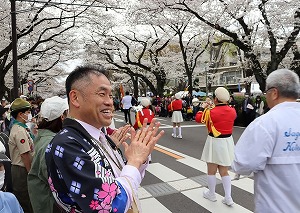 を拍手で応援する区長　写真