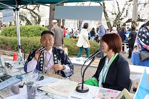 大川副市長生出演　写真