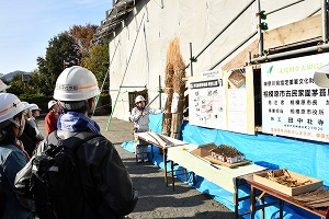 写真：作業風景公開の様子1