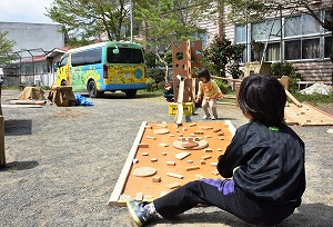 子どもたちが遊んでいる写真