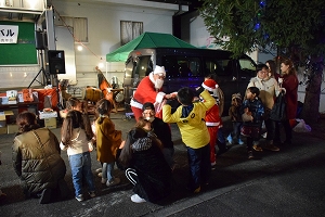 子どもたちへのプレゼント配布の様子