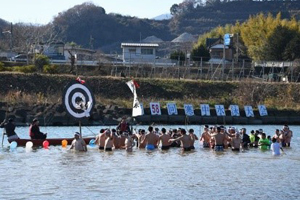 相模川寒中水泳大会の写真