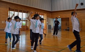 「中央区の歌」のダンス練習の様子