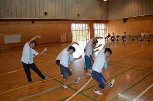 一生懸命ダンス練習に励むメンバーの写真