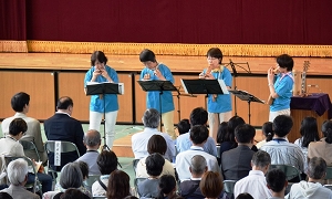 コカリナ演奏中の写真