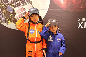 宇宙飛行士訓練服を着て記念撮影の写真