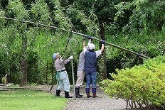 3人がかりで設営　写真