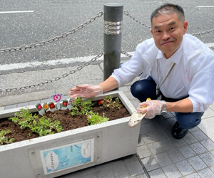 区長と鉢植えの写真