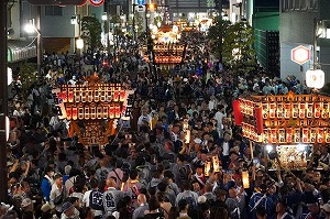 人波に浮かぶ神輿　写真