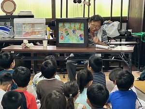 新作紙芝居に見入る子どもたち　写真