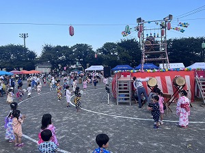 浴衣姿で踊る園児　写真