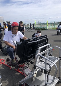 区長の運転　写真