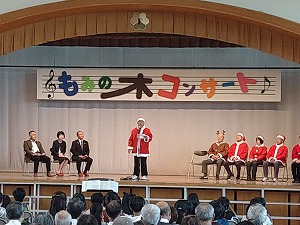 あいさつに立つ岡野実行委員長　写真