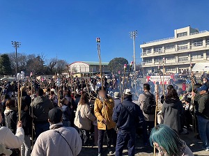 長い串に刺されて焼けた団子　写真