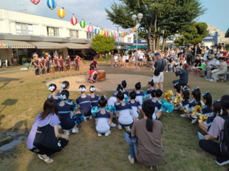 太鼓を囲む会場の様子　写真