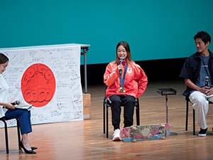 壇上での吉沢　恋選手