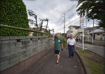 石橋自治会館から西之根橋と鳩川新橋の方に竹をそれぞれ運ぶ