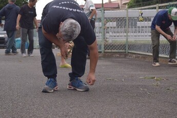 しめ縄張りが終わり、風で舞った葉を1枚1枚丁寧に拾い片付ける