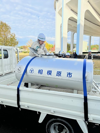 臨時給水口から給水タンクに注水する様子の写真