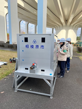 仮設受水槽（給水コンテナ）の設営の様子の写真