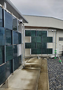 FUN＋TECH LABOに設置されたカルコパイライト太陽電池（壁面）