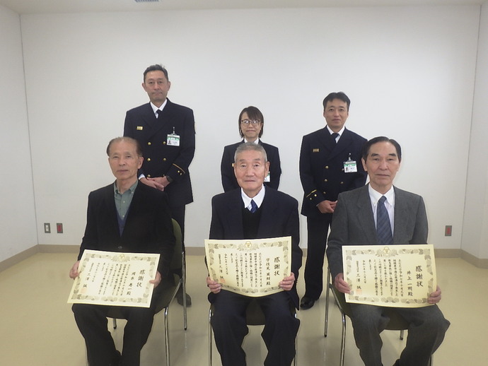 感謝状贈呈後の記念撮影の写真