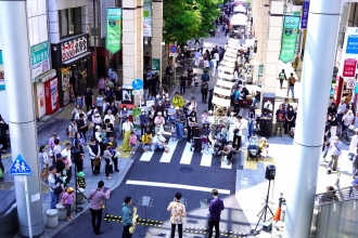 「サクソフォン四重奏とコリドー街の賑わい」