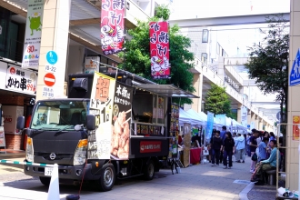 「キッチンカーなどたくさんの出店の賑わい」