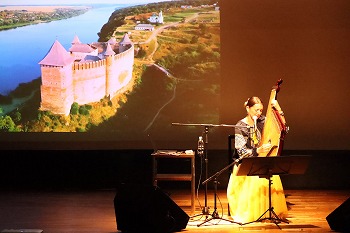 バンドゥーラの弾き語りと平和への願い開催の様子